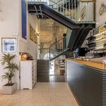 Leonis Restaurant & Split