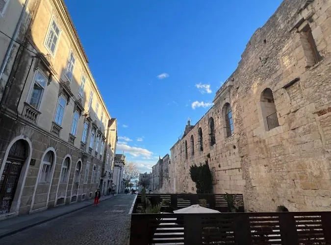 Leonis Restaurant & krevet i doručak 4*