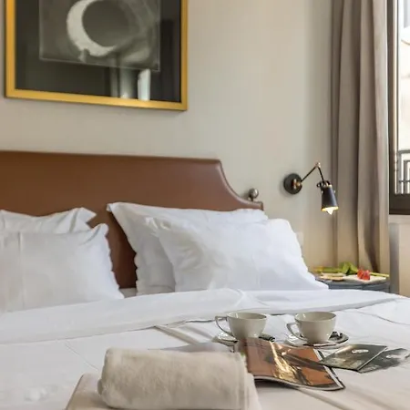 Leonis Restaurant & 4*