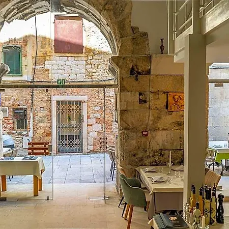 Leonis Restaurant & Bed & Breakfast