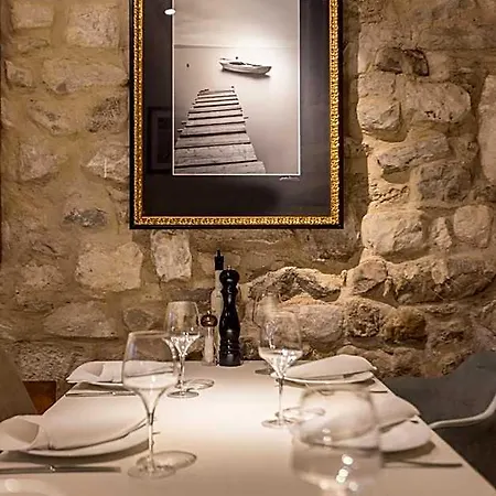 Leonis Restaurant & Bed & Breakfast