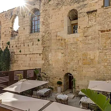 Leonis Restaurant & 4* Split