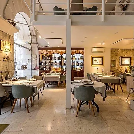 Bed & Breakfast Leonis Restaurant & 4*