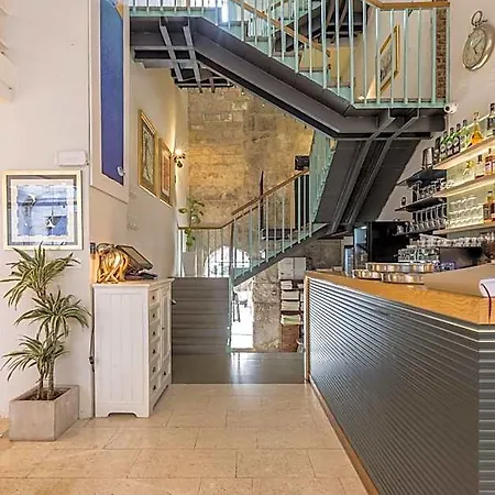 Bed & Breakfast Leonis Restaurant & 4*
