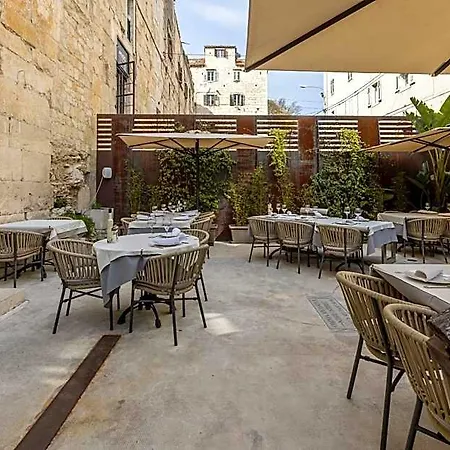 Leonis Restaurant & Split
