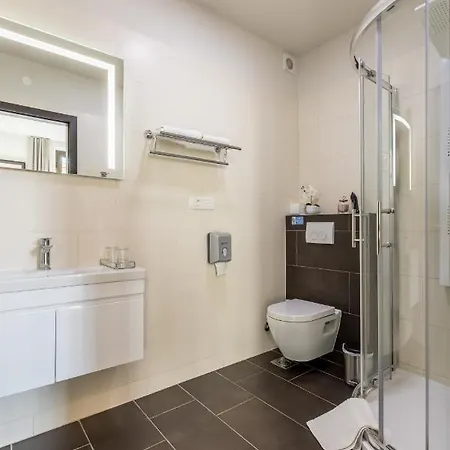 فندق مبيت وإفطار Leonis Restaurant &