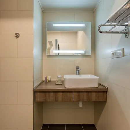 فندق مبيت وإفطار Leonis Restaurant & 4*