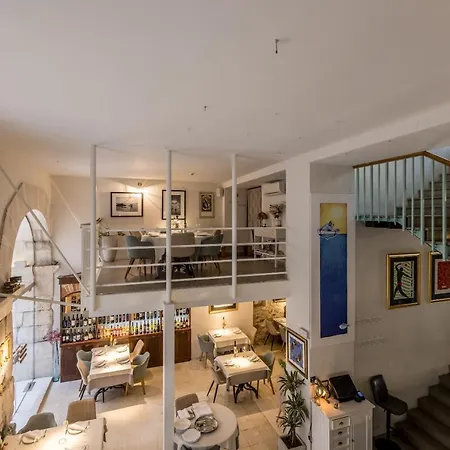 فندق مبيت وإفطار Leonis Restaurant &