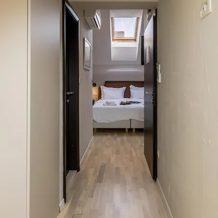 فندق مبيت وإفطار Leonis Restaurant & 4*