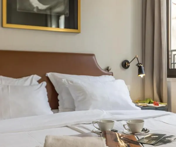 Leonis Restaurant & 4*